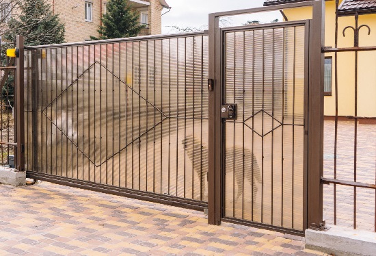 Купить ворота из профлиста с элементами ковки, с металлическими столбами в рамке или под дерево в Ейске от 154185 руб